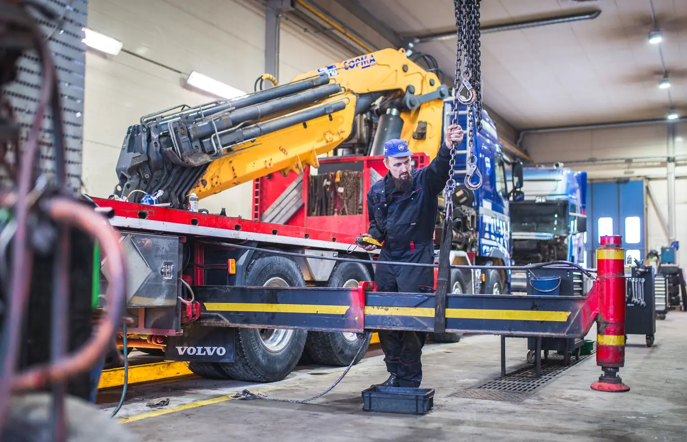 Nosturiauto nosturi ylhäällä Truck Service Kuopion hallissa